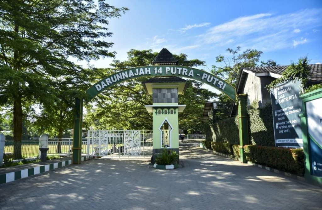 10 Rekomendasi Boarding School Jakarta Selatan & Kontaknya Pondok Pesantren Darujannah