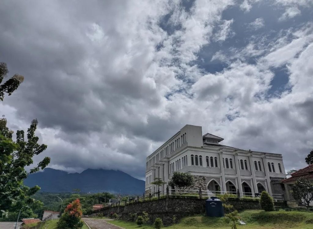 10 Rekomendasi Boarding School Jakarta Selatan & Kontaknya SMP Imam Muzani Boarding School