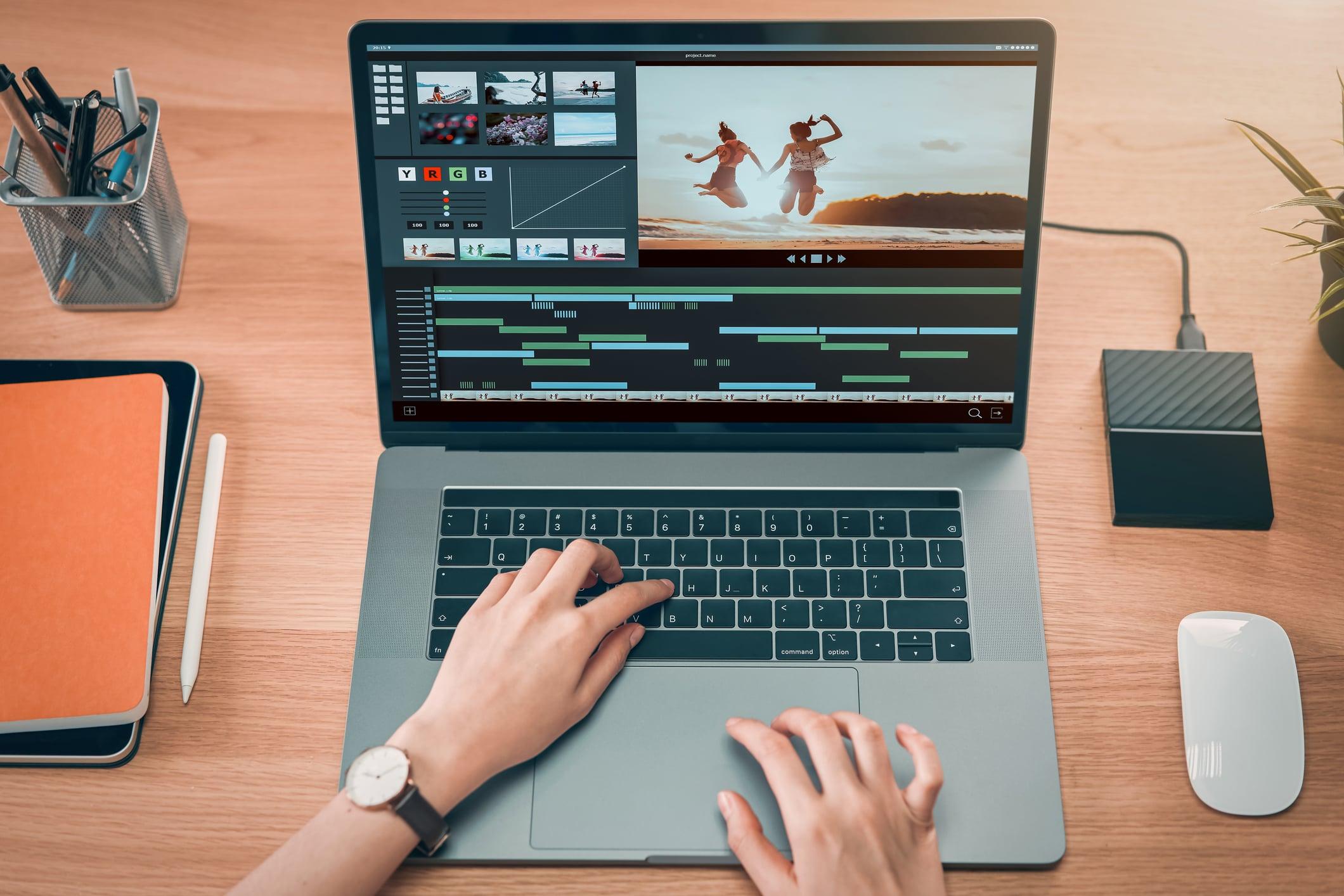 Laptop editing video dengan SSD dan tampilan timeline untuk praktik siswa Multimedia
